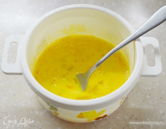 Посолите и перемешайте массу вилкой или венчиком.