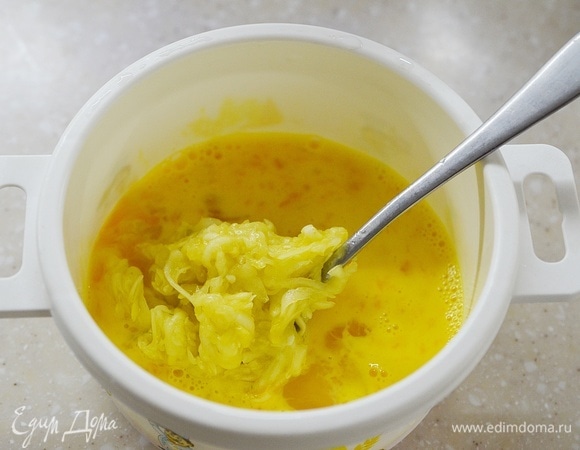 Добавьте натертый сыр, кабачки отожмите от выделившейся жидкости и также добавьте в яичную массу.