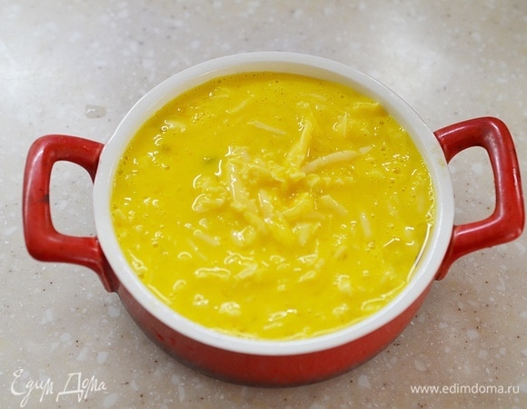 Жаропрочную форму смажьте маслом и вылейте в нее яичную смесь.
