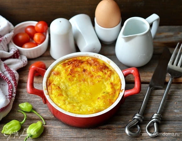 Запекайте в разогретой до 180°C духовке около 25 минут, до желаемой консистенции омлета.