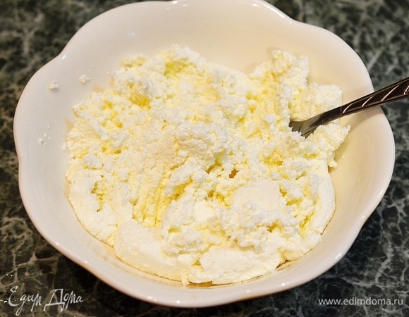 Творог разомните вилкой, еще лучше протереть его через сито.