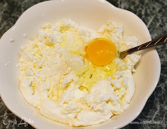 Добавьте яйцо.