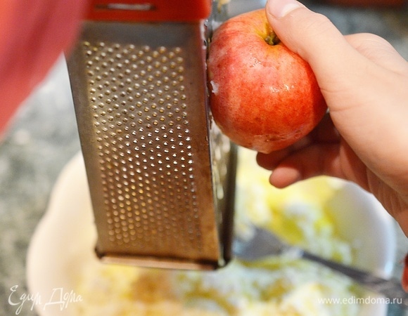 Яблоко натрите на терке.