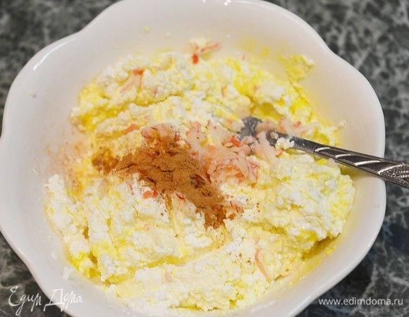 Добавьте корицу.