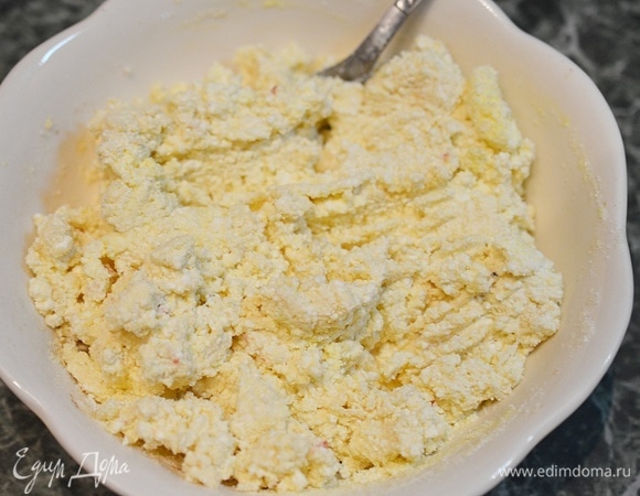 Перемешайте и оставьте минут на 10. Манка заберет влагу из творога, и масса станет более пластичной.