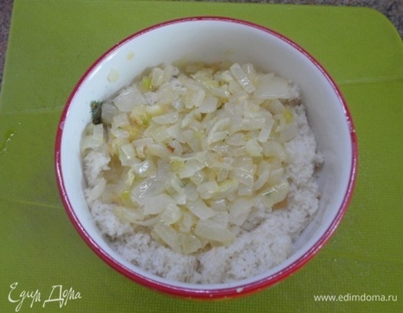 Лук нарезать мелкими кубиками и обжарить на растительном масле до золотистого цвета. Хлеб залить молоком. Смешать с жареным луком. Я обжариваю лук для того, чтобы не было неприятного послевкусия от сырого лука.