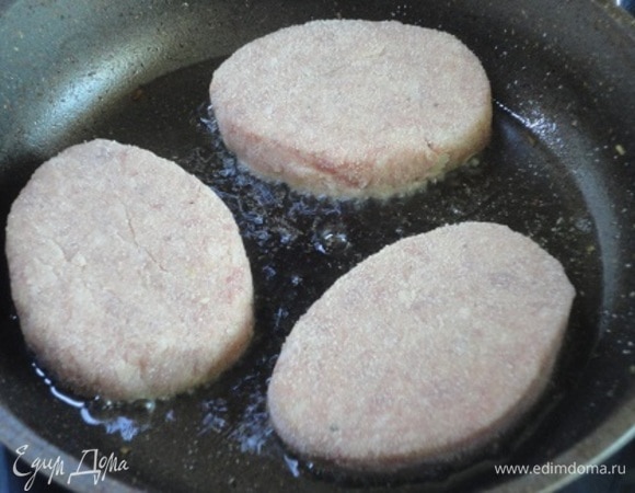 Обжариваем в хорошо разогретом масле небольшими порциями, до золотистой корочки.