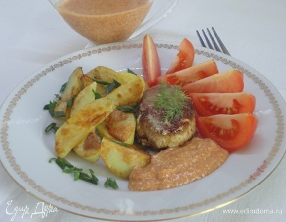 Котлеты выкладываем, а в молоко добавляем по 1 ч. л. крахмала и копченой паприки. Прогреваем, помешивая, до загустения, солим и перчим по вкусу.