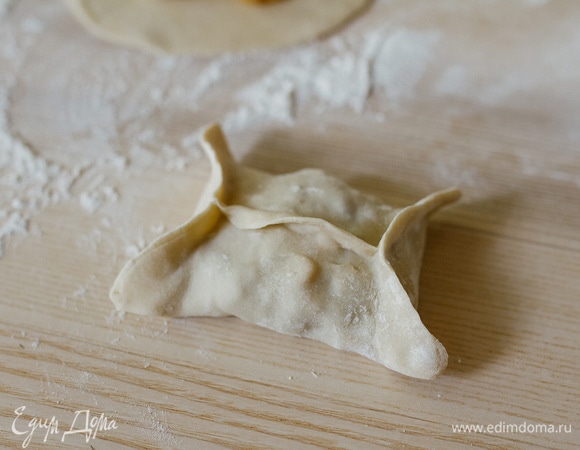 Затем залепить края с обеих сторон.