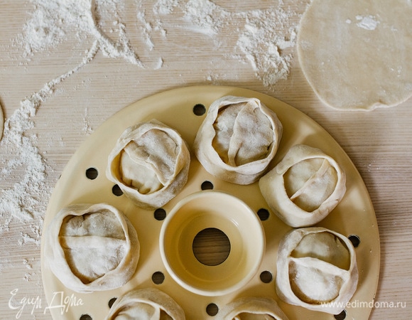 Круги от мантоварки смазать растительным маслом и выложить манты.