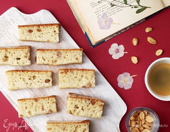 Яйца взбить с сахаром. Добавить йогурт. Перемешать. Добавить просеянную муку с разрыхлителем, перемешать. Орехи нарезать, добавить в тесто. Перемешать.