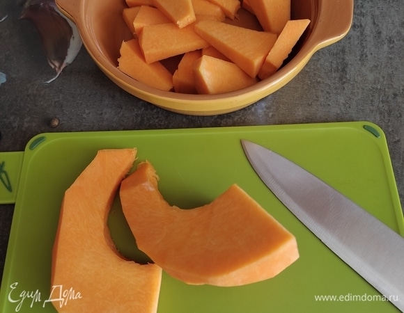Тыкву вымыть, очистить от мякоти и семечек, нарезать примерно одинаковыми кусочками. Сложить в форму для запекания.
