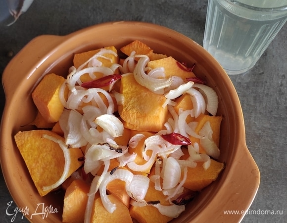 После духовки тыква станет немного мягче, пропитается специями. Выбрасываем лавровый лист, а все остальное перекладываем в кастрюлю, добавляем куриный бульон (можно овощной — на ваше усмотрение) и варим до готовности тыквы.