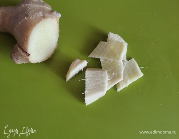Корень имбиря нужен только свежий! Кусочек размером 2–3 см чистим и режем на пластинки.