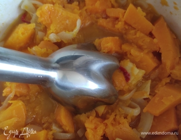 Добавляем в кастрюлю имбирь, мускатный орех и хорошо пюрируем погружным блендером. После чего в крем-суп добавляем оставшееся сливочное масло, немного лимонного сока и сливки, хорошо перемешиваем. Если нужно, перед подачей суп можно прогреть. Сервируем с сухариками и тыквенными семечками. Приятного аппетита!