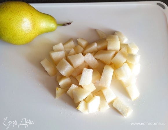 Грушу нужно взять спелую, но упругую, не мягкую, иначе она превратиться в кашу при карамелизации. Вымыть, очистить от кожуры и сердцевины и нарезать крупным кубиком. Добавить сахар и выложить на сковороду.