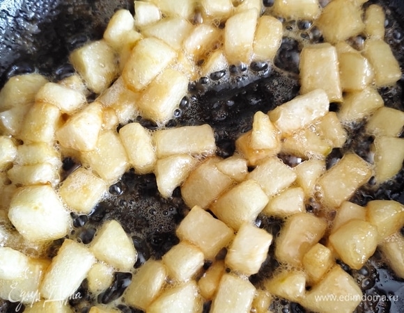 Готовить, помешивая, пока сахар полностью не растворится и груша не станет золотистой от карамели. Снять с огня, остудить.