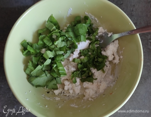 Сыр хорошо разминаем вилкой, добавляем мелко нарезанный шпинат.