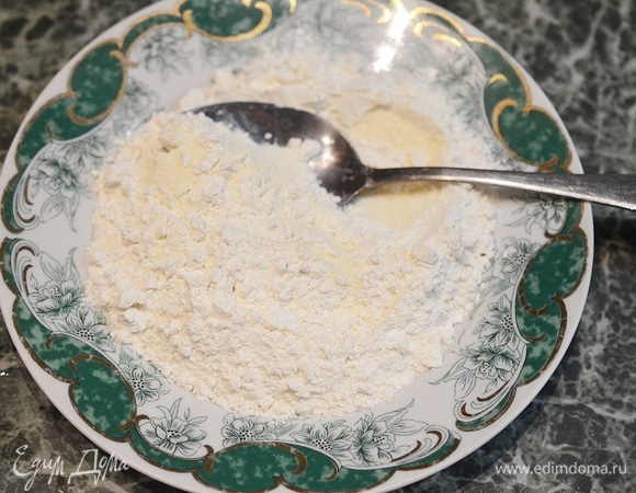 В отдельной посуде смешайте оставшуюся манку и муку.