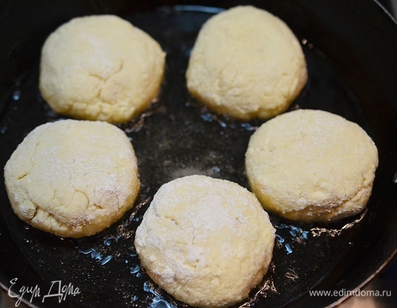 В сковороде разогрейте масло, обжаривайте сырники на среднем огне до готовности, по 5–7 минут с каждой стороны. Они должны не только зарумяниться, но и пропечься внутри.