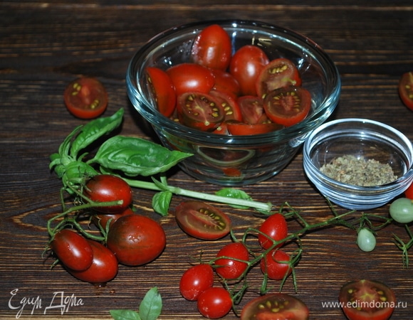 Помидоры черри вымойте и разрежьте на половинки. Для летней пасты помидоры должны быть вкусными, сладкими и ароматными.