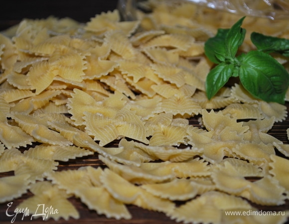 Пасту твердых сортов пшеницы отварите в большом количестве воды до состояния альденте, посолите по вкусу. Самое важное в этом блюде — не переварить пасту. Чтобы не ошибиться, готовьте ее на 1 минуту меньше, чем написано на упаковке.