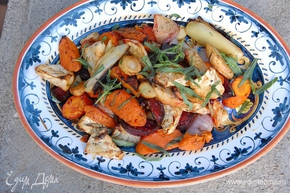 Готовые овощи, удалив розмарин и тимьян, переложить на блюдо и посыпать листьями тархуна.