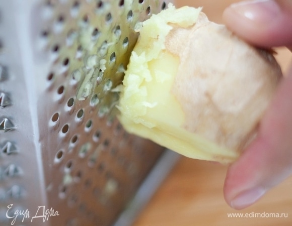 Корень имбиря почистить и натереть на мелкой терке — должна получиться 1/2 ч. ложки.