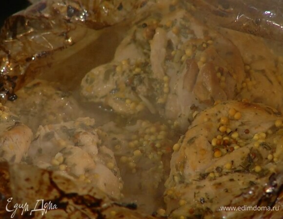 Индейку уложить в маринад, скрепить второй край рукава и запекать мясо в разогретой духовке час-полтора до готовности.