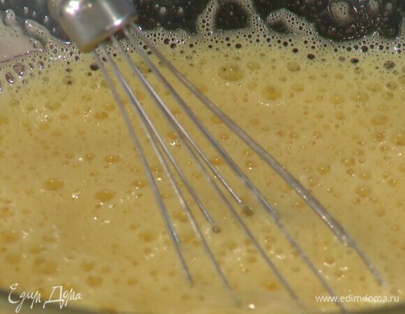 Яйца и желток вместе с сахаром взбить блендером с насадкой-венчиком в пышную, воздушную массу.