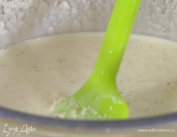 Муку перемешать с измельченным миндалем, посолить, добавить предварительно размягченное сливочное масло и вымешать лопаткой так, чтобы не осталось комочков, затем, продолжая вымешивать лопаткой, небольшими порциями влить молоко и сливки.