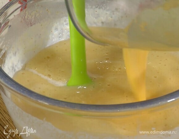 Влить в тесто яично-сахарную массу и вымешать лопаткой до однородной консистенции.