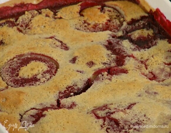 Залить сливы тестом и выпекать клафути в разогретой духовке 35–40 минут.