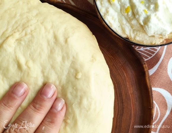 Для теста нам понадобится теплое молоко, в которое мы добавляем дрожжи, ванильный сахар, растительное масло, щепотку соли, мед и сахар. Все хорошо перемешиваем. Далее начинаем добавлять просеянную муку. Вымешиваем тесто, накрываем пленкой и убираем в теплое место на 1 час.