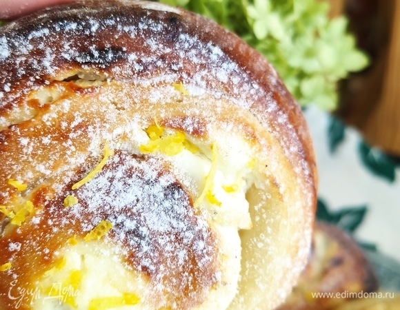 Готовые булочки посыпаем пудрой и лимонной цедрой. Они получается такими мягкими и ароматными, что это просто сплошное наслаждение!