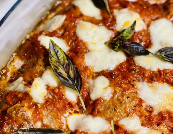 Отправить на 40 минут в духовку, разогретую до 180°C. По готовности добавить свежий базилик.