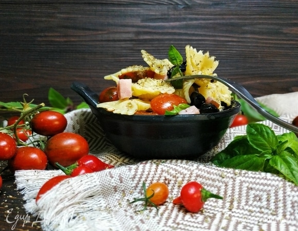 Подавайте к столу. Приятного аппетита! Эта летняя паста хороша как в горячем, так и холодном виде.