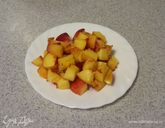 У нектаринов удалить косточки и нарезать плоды средними кубиками.