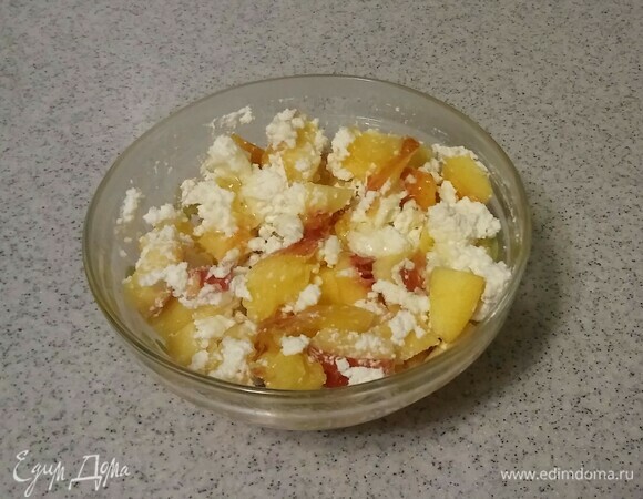 В глубокую пиалу положить нарезанные нектарины и творог, затем перемешать и после этого полить медом (я использовала цветочный мед, но вы можете использовать любой, который нравится). Салат готов. Приятного аппетита!