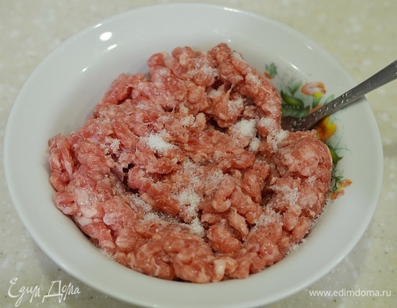Фарш посолите. При желании поперчите или добавьте любимые специи.