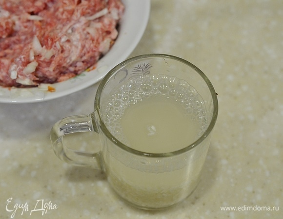 Рис промойте, залейте кипятком и оставьте минут на 10.