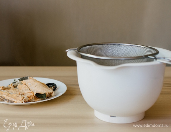 Рыбу выложить на блюдо и очистить от костей, бульон процедить.