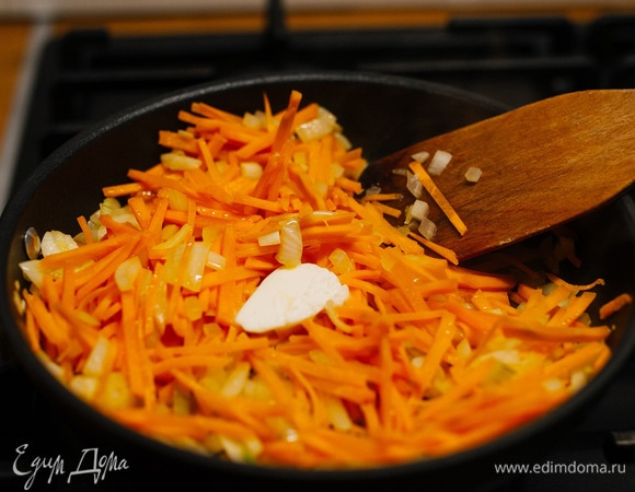 Лук, чеснок и морковь слегка обжарить на подсолнечном масле в течение нескольких минут, затем добавить кусочек сливочного масла и все перемешать.