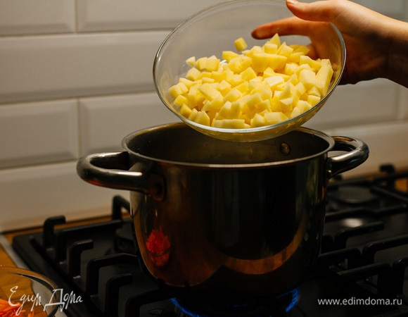Картофель добавить в процеженный бульон и варить до полуготовности.