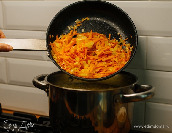 Отправить в кастрюлю к картофелю. Варить еще 10–15 минут, до полной готовности овощей.