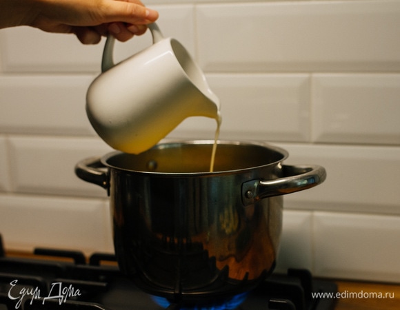 Влить сливки, посолить суп по вкусу, довести до кипения и отключить.