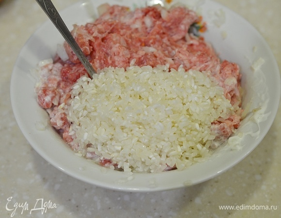 Затем откиньте рис на сито и добавьте к фаршу.