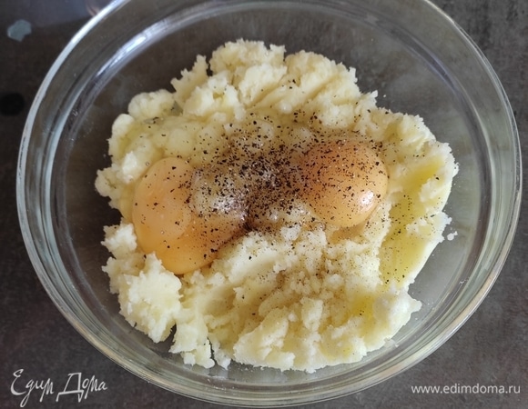 Картофель очистить, отварить в подсоленной воде до готовности, слить воду, добавить сливочное масло и сделать пюре. Когда пюре остынет, добавить яйца и перец, перемешать.