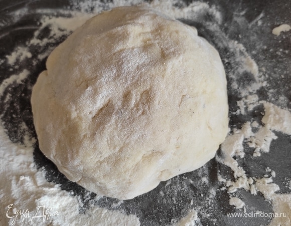 Постепенно добавлять просеянную муку, пока не получится тесто. Тесто вымешивать, чтобы не липло к рукам. Может потребоваться чуть больше или меньше муки. Накрыть тесто и дать ему постоять 15 минут.