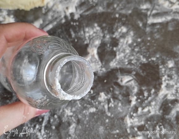 Разделяем тесто на несколько кусочков, каждый раскатываем в жгут. Можно просто нарезать его кусочками и так отварить, но я предлагаю каждый кусочек скатать в шарик и с помощью бутылки (у меня от детского сока) сделать отметку на шарике в виде ножки. Просто немного прижать и убрать.